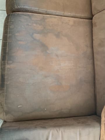 Canapé en tissu avec taches avant nettoyage