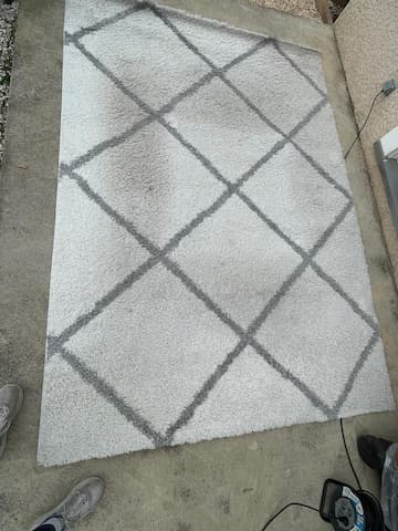 Tapis aux couleurs ternes avant nettoyage