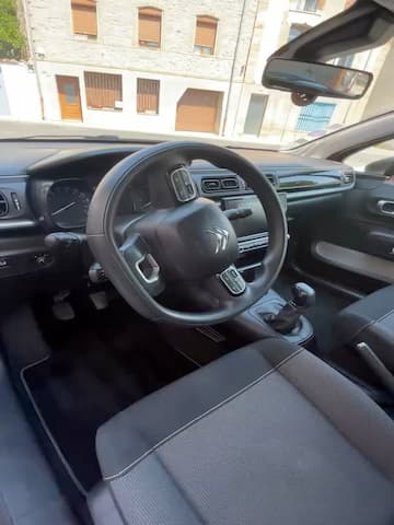 Même intérieur de voiture après nettoyage complet