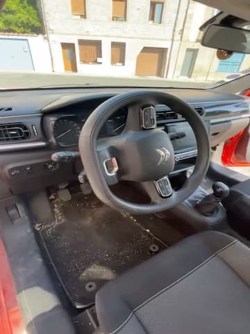 Intérieur de voiture sale avant nettoyage