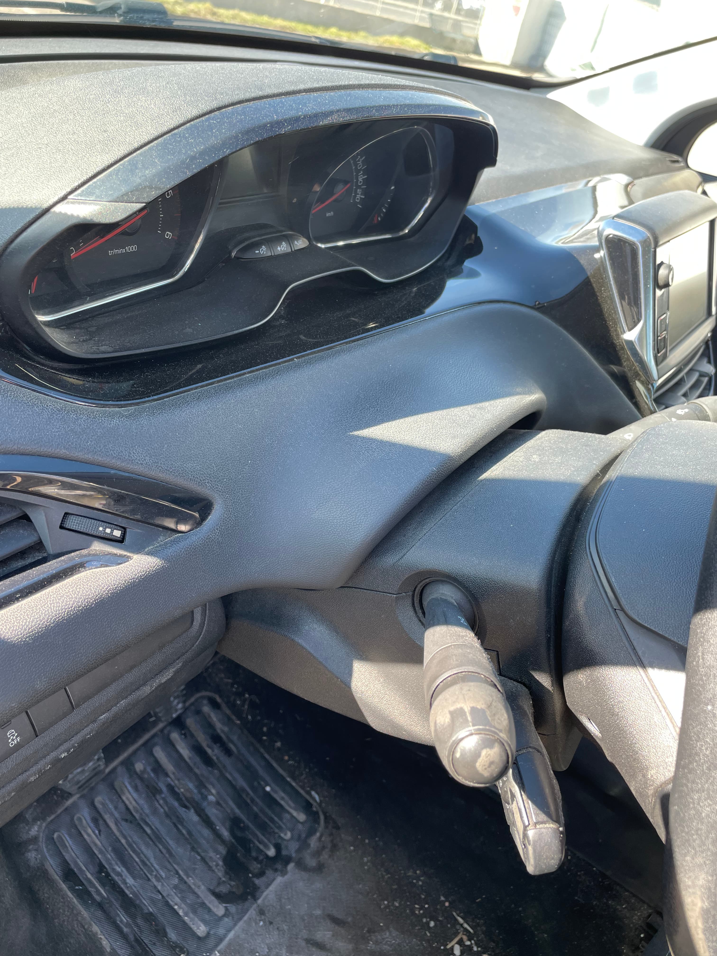 Peugeot 208 avant